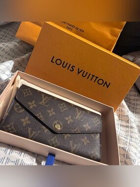 Louis Vuitton Monogram Sarah Wallet